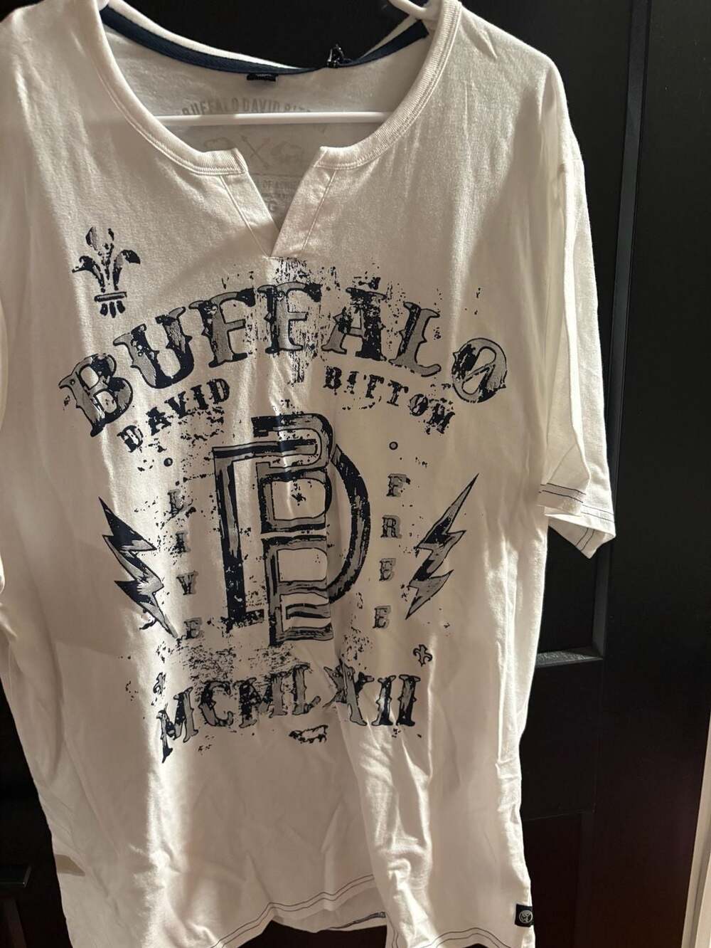 Buffalo David Bitton Graphic V-Neck T-Shirt Size Large